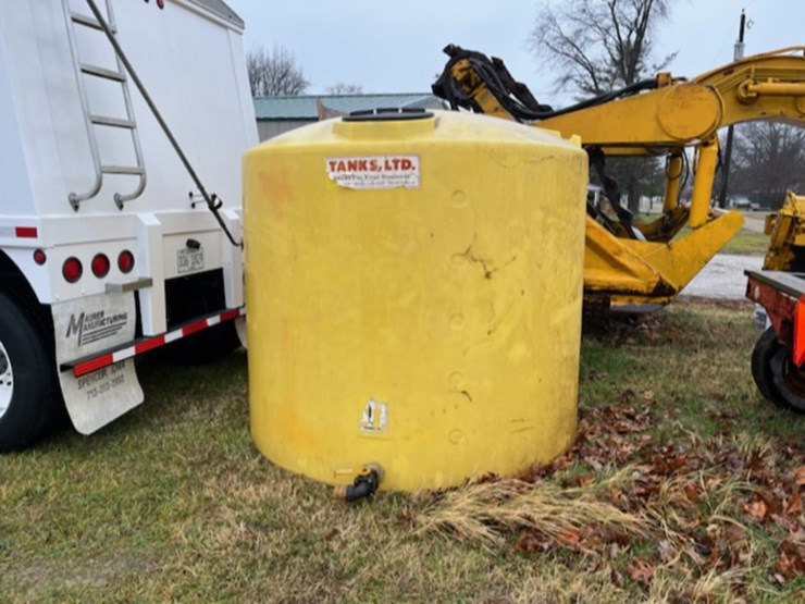 1500 Gallon Poly Water Tank Lot 95, Naughton Auction Post Harvest