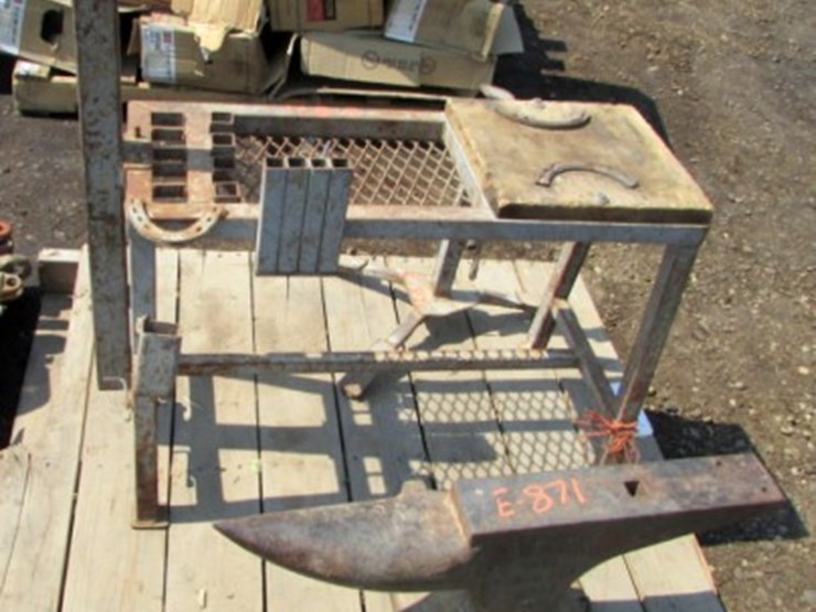 Farrier Stand & Hoof Jack & Anvil Lot E871, ONLINE ONLY EQUIPMENT