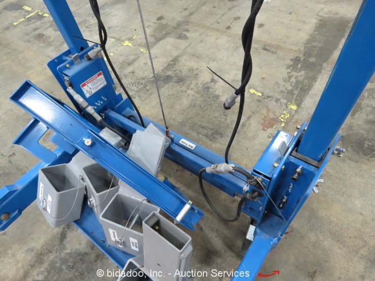 2017 Genie Super Straddle Lot , Online Only Equipment Auction, 11/15