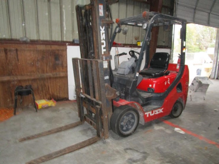 Tusk Forklift Lot 63 Online Only Farm And Construction Equipment Auction 12 18 2018 Dpa Auctions Auction Resource
