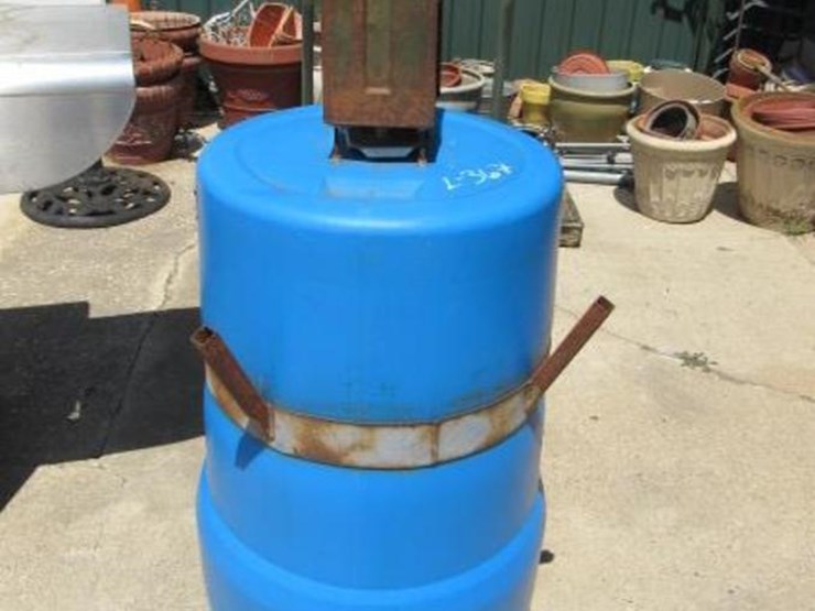 Plastic Drum Deer Feeder W Legs Lot 367 Equipment