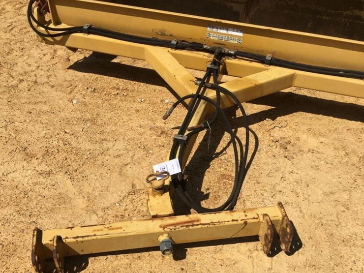 DURABILT PULL TYPE DIRT PAN Lot 512, Early Summer Machinery Auction