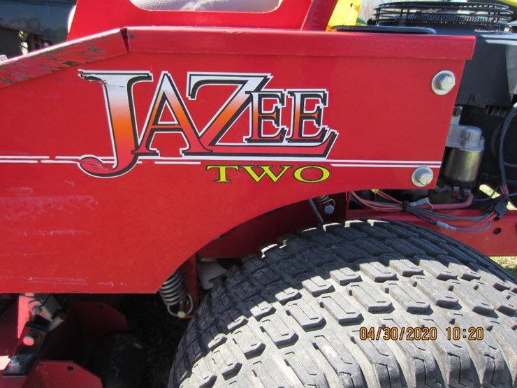 2010 Country Clipper Jazee Two Zero Turn Lot 4807, Online Only