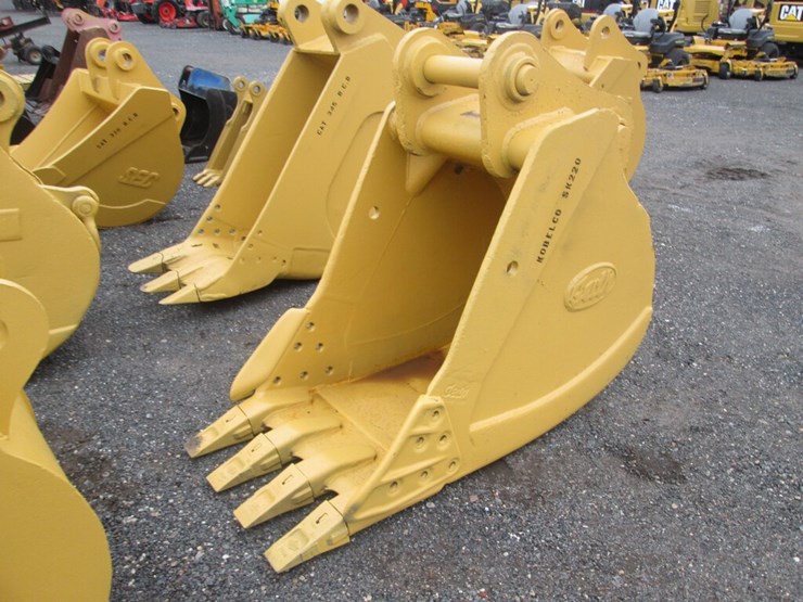 30" Geith Excavator Bucket With Teeth and Pins Lot 113114, Public