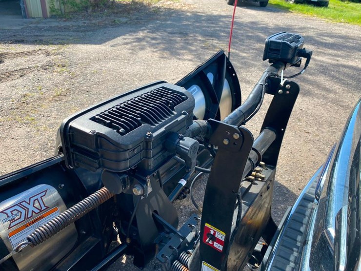 The Boss Smart Shield 9' 2" Stainless DXT VPlow (One Owner) Lot 590