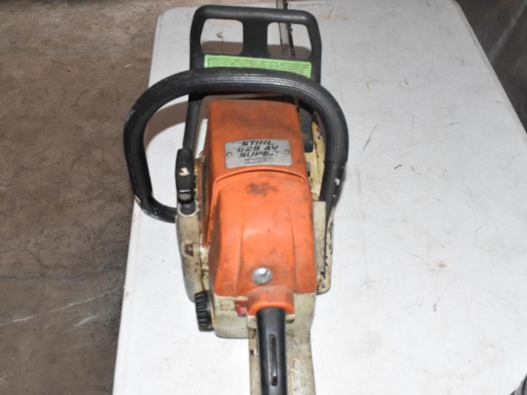 STIHL O28 AV SUPER CHAINSAW WITH JUG OF BAR AND CHAIN OIL Lot 711