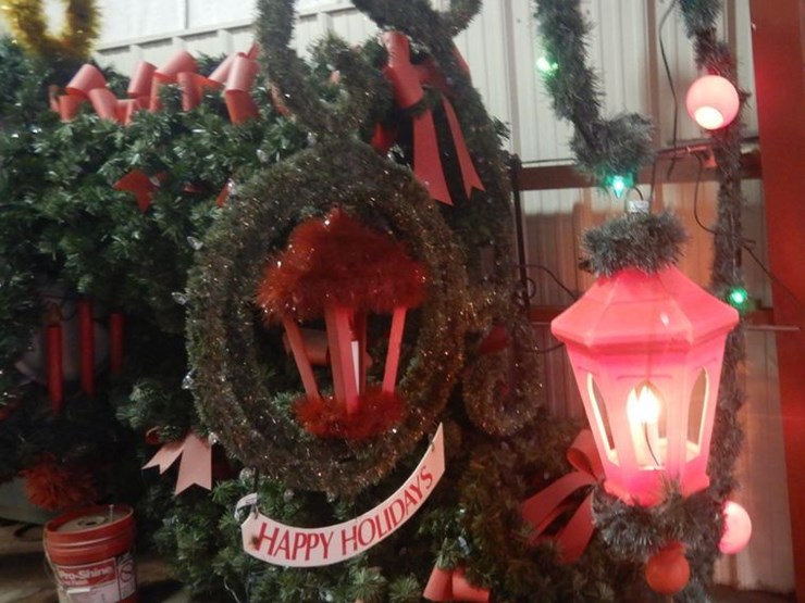 Pole mounted Christmas decorations Lot FA9443, Online Only