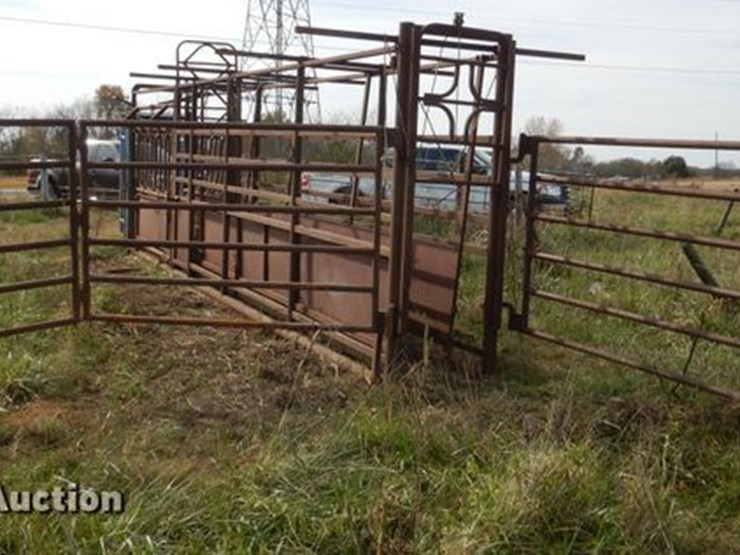 Automatic livestock head gate - Lot #ET9024, Online Only Ag Equipment ...