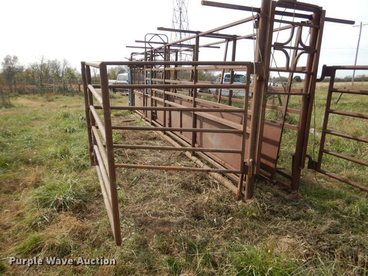Automatic livestock head gate Lot ET9024, Online Only Ag Equipment