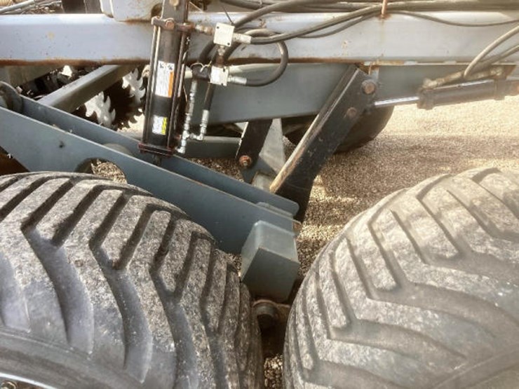 Landluvr 12 Row Strip Till Bar (DL1274) Lot 33, Online Only