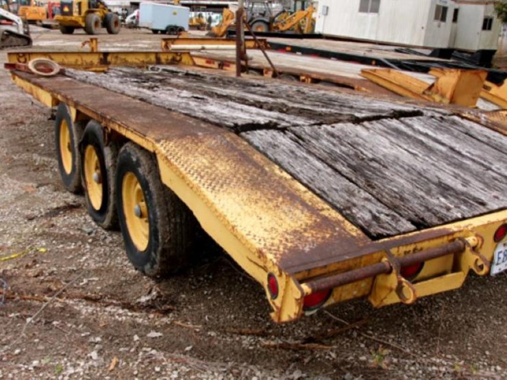 LOT 0271 1985 Eager Beaver Tri Axle Dovetail Trailer, 20' Long, 96