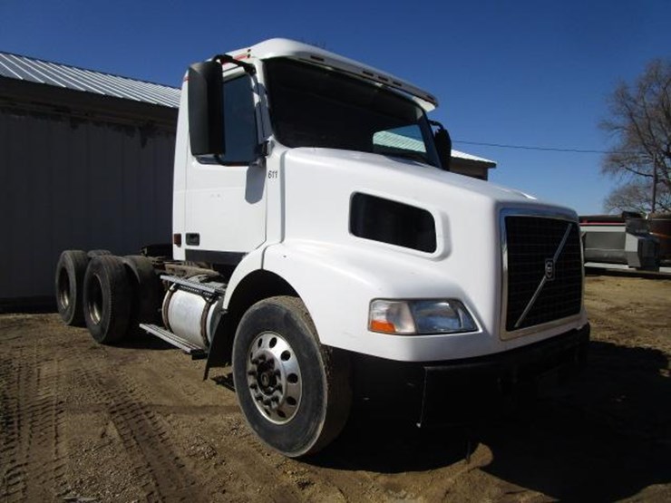 2005 Volvo Semi Lot 21, April Mondovi Consignment Auction, 4/6/2021