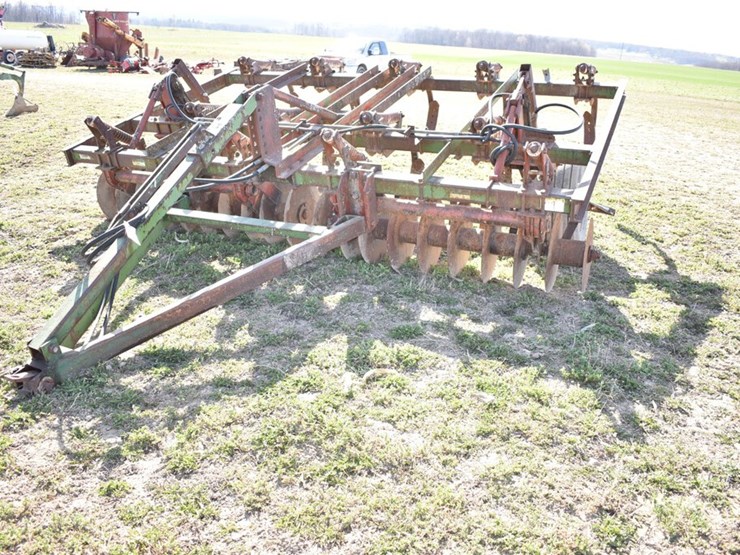 Glencoe 9 shank chisel plow Lot 2895, Complete Farm Retirement
