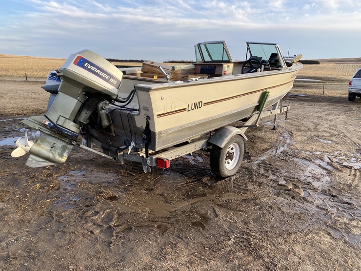 1982 Lund 17' Fishing Boat W/1982 Dilly Boat Trailer Lot FW1976