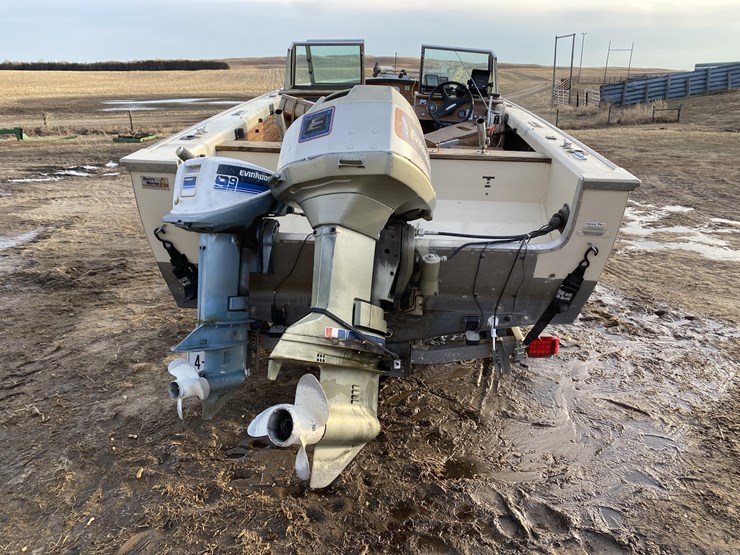 1982 Lund 17' Fishing Boat W/1982 Dilly Boat Trailer Lot FW1976