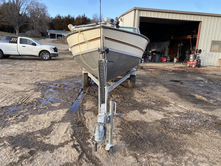 1982 Lund 17' Fishing Boat W/1982 Dilly Boat Trailer Lot FW1976