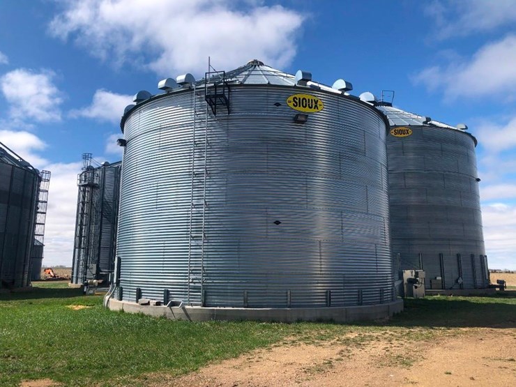 Sioux Grain Bin Lot 44, Pifer's Upper Midwest Equipment Auction, 6