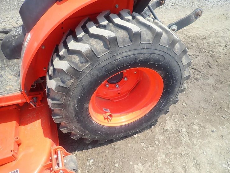 Kubota B2601 Compact Tractor with Loader & Belly Mower Lot 176