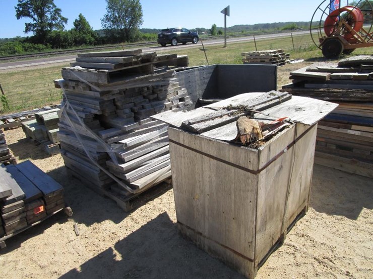 3629 • Large Pallet of Wood and Wooden Crate of Wood Shavings Lot