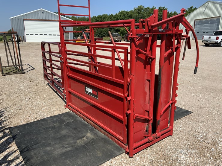 Strong Hold Cattle Chute w/ Panels - Lot #GL5801, Farm Equipment ...