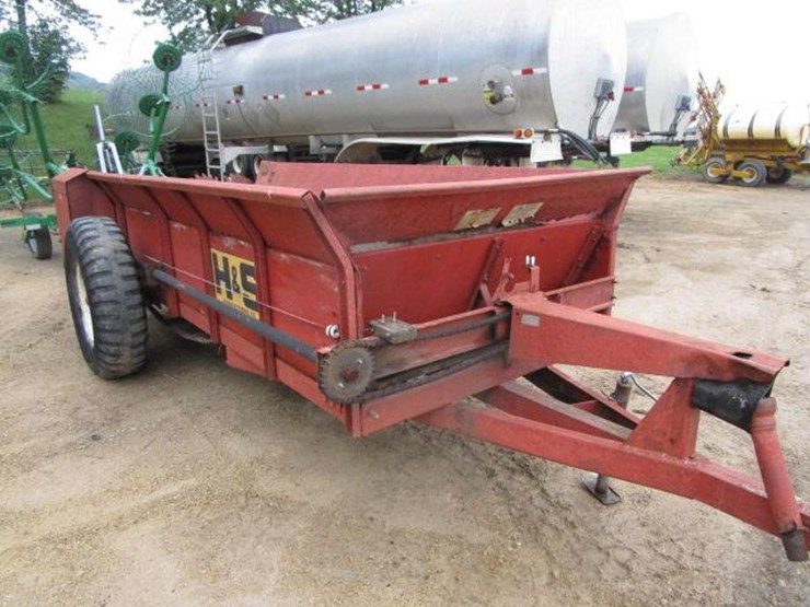 H&S Manure Spreader Lot 40, 2021 August Mondovi Consignment, 8/3