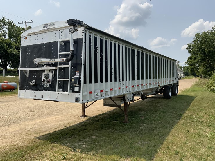 2010 CORNHUSKER HOPPER BOTTOM Lot FT1867, Farm Equipment