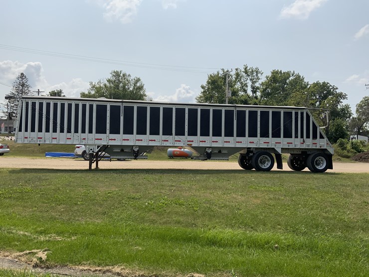 2010 CORNHUSKER HOPPER BOTTOM Lot FT1867, Farm Equipment