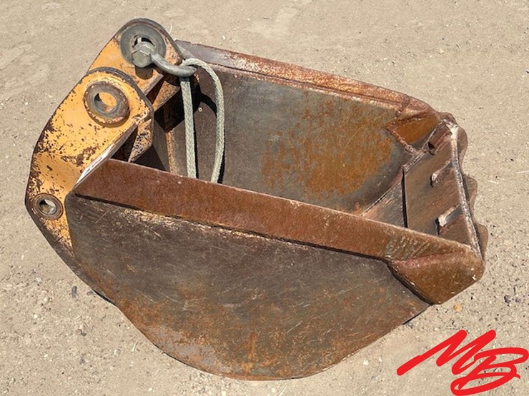 24" Case Backhoe Bucket *Broken cutting edge Lot 594, Caribou