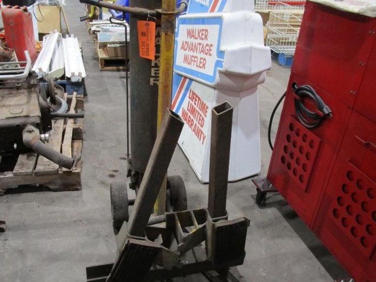 10134 • Walker Air Over Hydraulic Bumper Jack Lot 10134, Gunderson