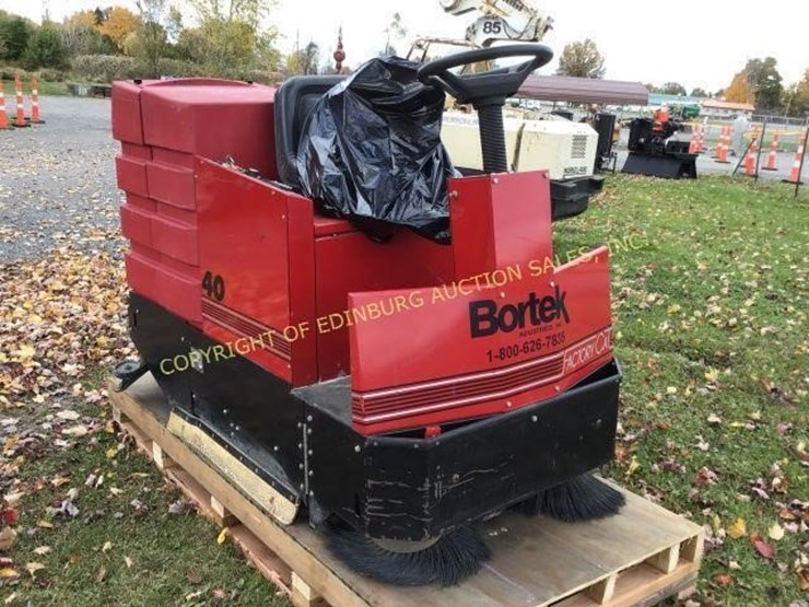 BORTEX FACTORY CAT 40 INDUSTRIAL FLOOR SCRUBBER Lot 2128, Online