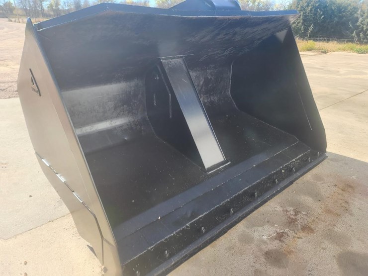 Dymax Wheel Loader Roll Out Bucket Lot FQ7795, Farm Equipment