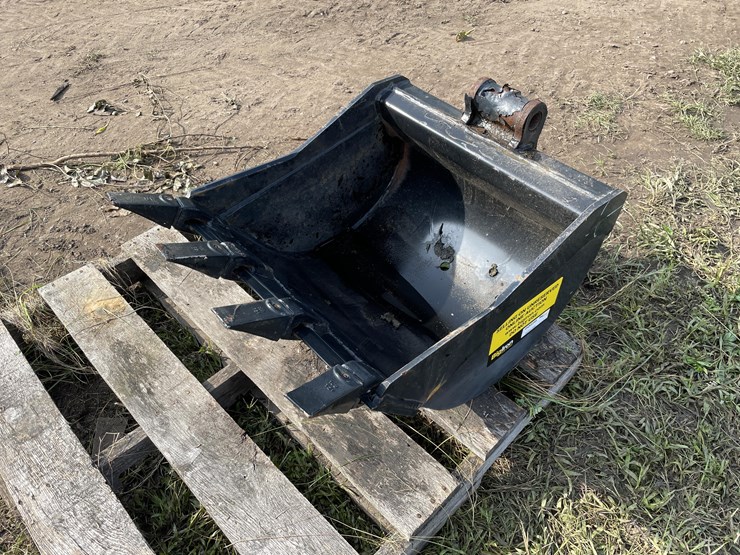 Bradco 24" Backhoe Bucket Lot GQ0259, Farm Equipment, Construction