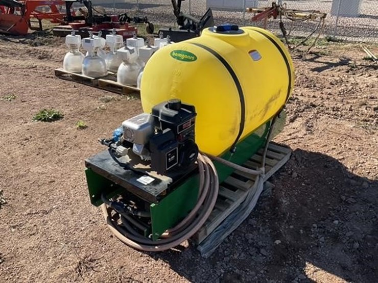 2016 Bomgaars 9150BOM 150 Gal Spray Tank w/ 800 Series Briggs & Stratton Lot GG8939, Farm