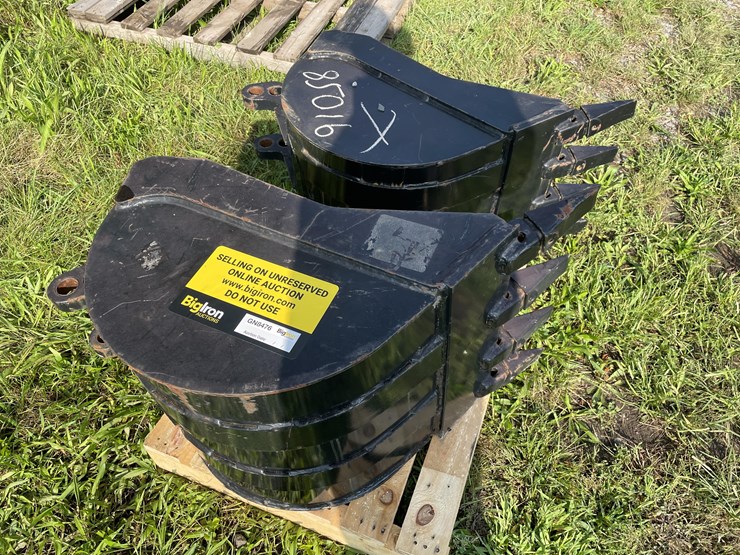 Bradco Backhoe Buckets Lot GN8476, Farm Equipment, Construction