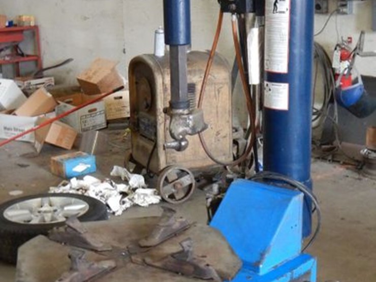 Hofmann Monty 1610 tire changer Lot IH9127, Vehicles and Equipment