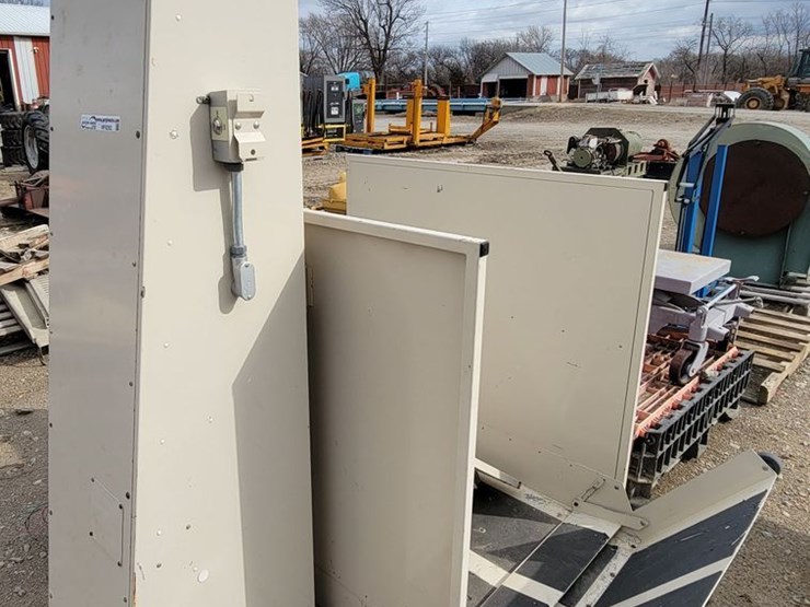 1990 Cheney wheelchair lift Lot HF9293, Vehicles and Equipment