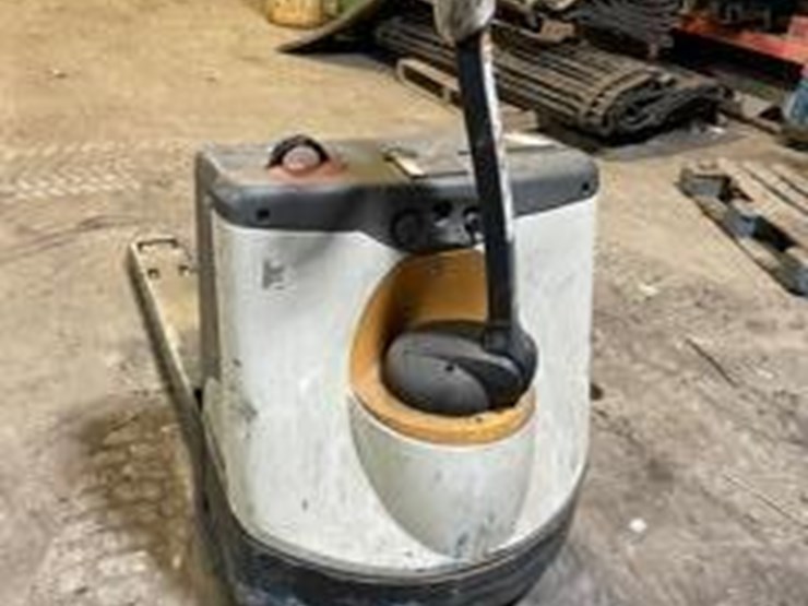 Crown WP 3000 Electric Pallet Jack Lot 27, INVENTORY REDUCTION FARM