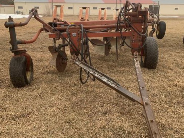 CASE IH 700 Lot 105, Pierz Spring Farm Consignment Auction, 4/9/2022