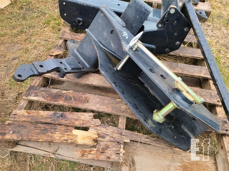 PAIR OF CASE IH LOADER BRACKETS PAIR OF CASE IH LOADER BRACKETS Lot