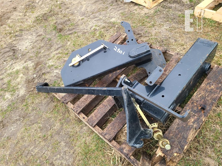PAIR OF CASE IH LOADER BRACKETS PAIR OF CASE IH LOADER BRACKETS Lot