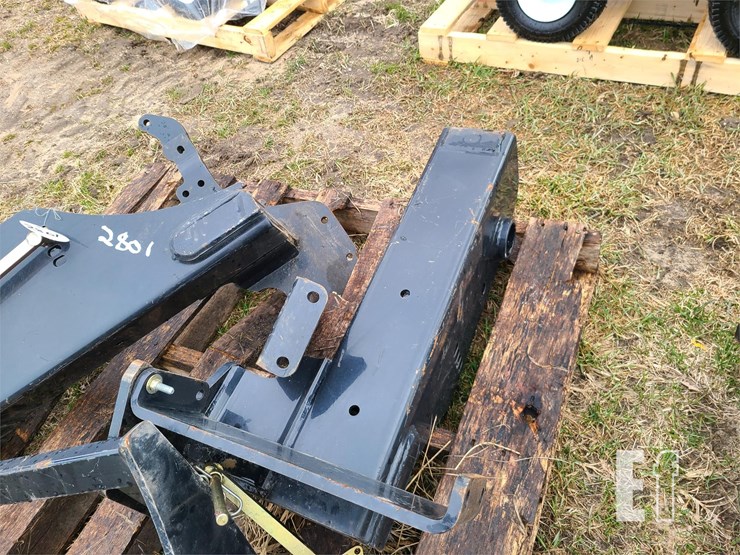 PAIR OF CASE IH LOADER BRACKETS PAIR OF CASE IH LOADER BRACKETS Lot