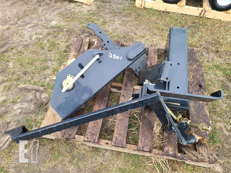 PAIR OF CASE IH LOADER BRACKETS PAIR OF CASE IH LOADER BRACKETS Lot