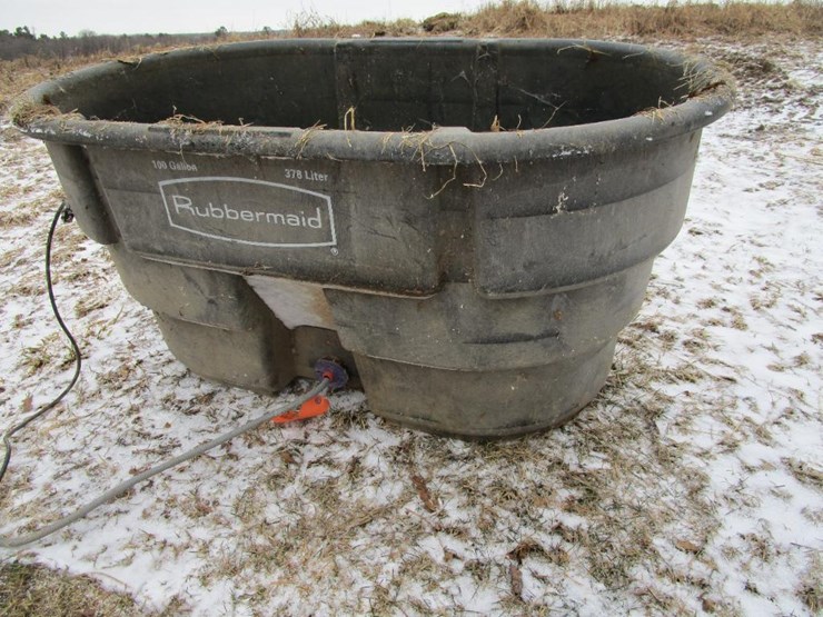 3975 • Rubbermaid 100 Gallon Stock Tank Lot 3975, Tractor, Combine