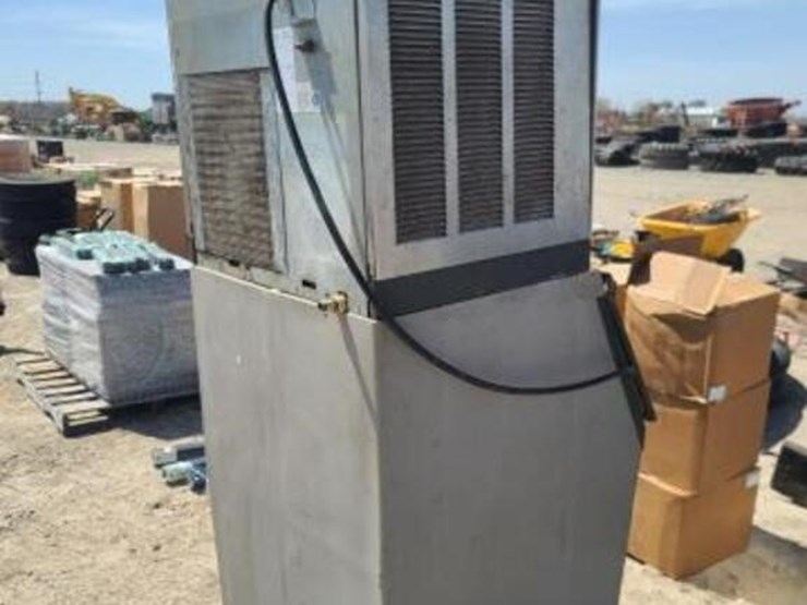 Scotsman Ice Machine CM3 w/ Aqua Armor Lot 3291, Farm & Heavy