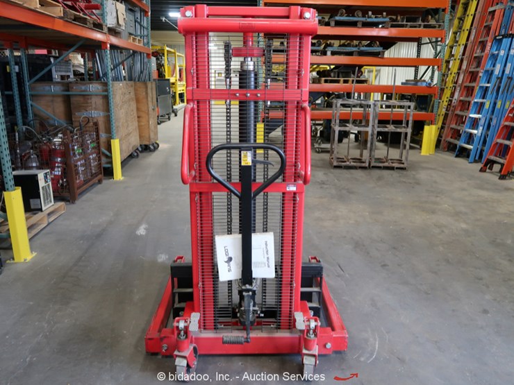 Dayton 4VME9 2000LB Manual Hydraulic Straddle Pallet Stacker Fork