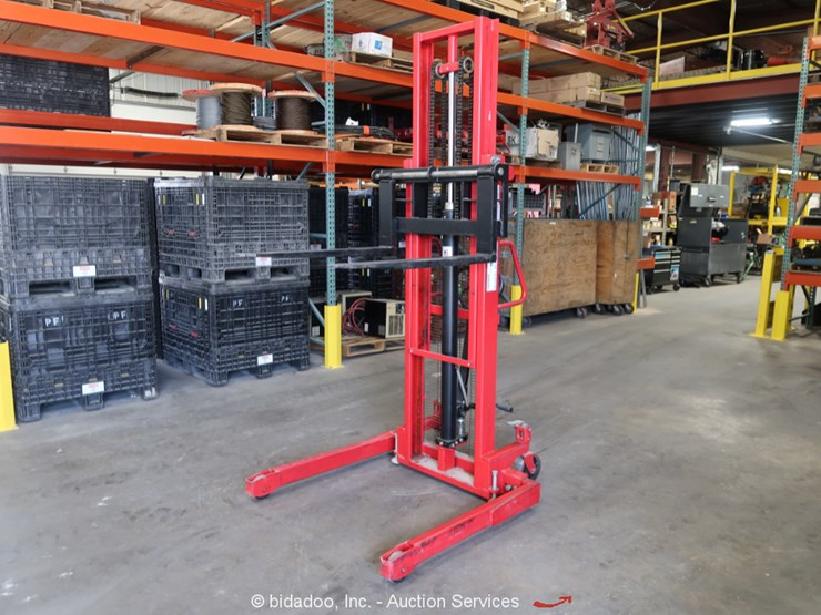 Dayton 4VME9 2000LB Manual Hydraulic Straddle Pallet Stacker Fork