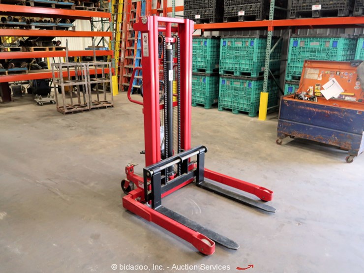 Dayton 4VME9 2000LB Manual Hydraulic Straddle Pallet Stacker Fork