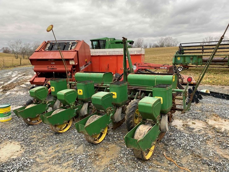 JOHN DEERE 4 ROW PLANTER Lot 193, April 2022 Timed Farm Machinery