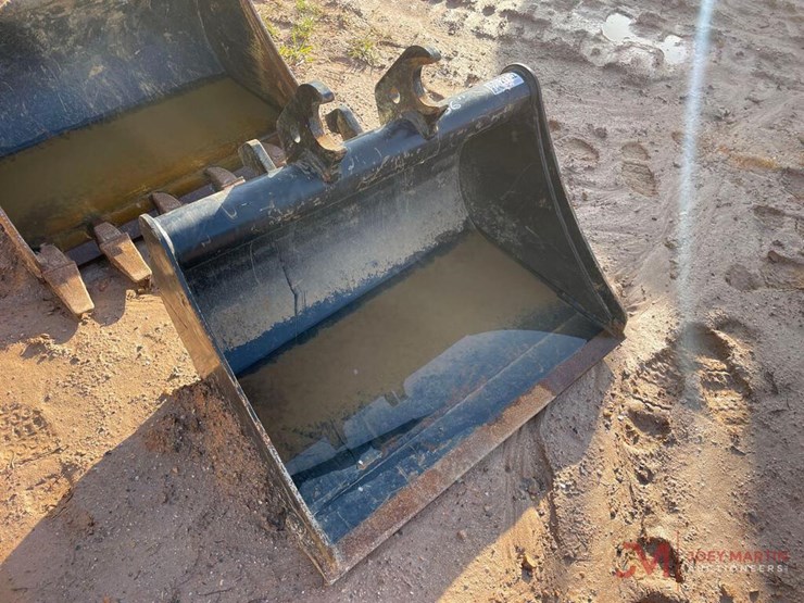 36" EXCAVATOR SMOOTH BUCKET, JOHN DEERE COUPLER Lot 3782, HIGH