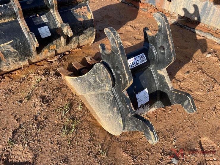13" EXCAVATOR TOOTH BUCKET, JOHN DEERE COUPLER Lot 3784, HIGH
